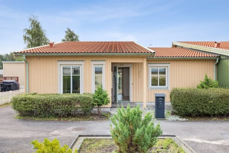 2. Laggning av marksten till garageuppfart radhus Upplands Vasby Ovra Rundby 768x512