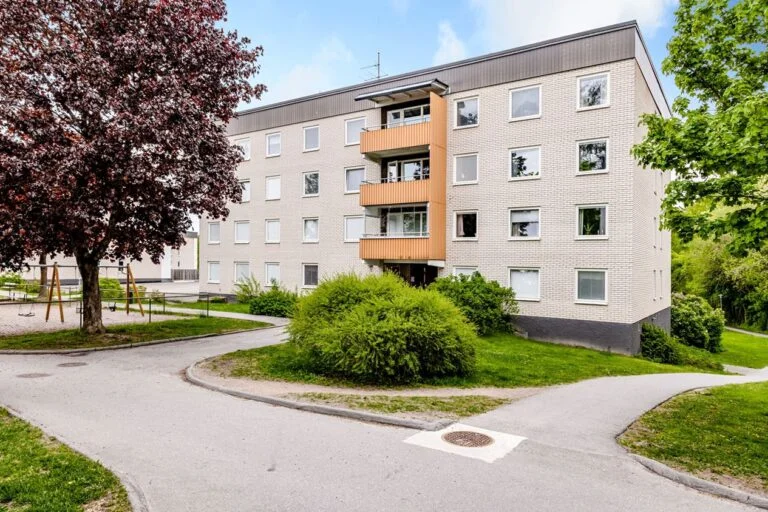 Nybyggd stödmur vid gårdsrenovering. Uppsala Boländerna